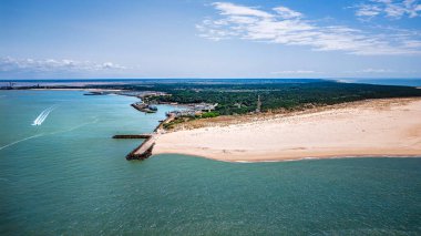 Hava görüntüsü kumsalın mavi okyanus kıyısı ile buluştuğunu gösteriyor.