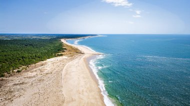 Hava görüntüsü kumsalın turkuaz okyanus suyuyla buluştuğunu gösteriyor.