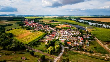 Macaristan, Baranya, Villany 'de güzel yeşil üzüm bağları ve kır evleri.