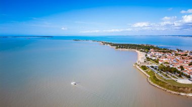 Fouras, Nouvelle-Aquitaine, Fransa 'da deniz ve kıyı manzarası çok güzeldir.