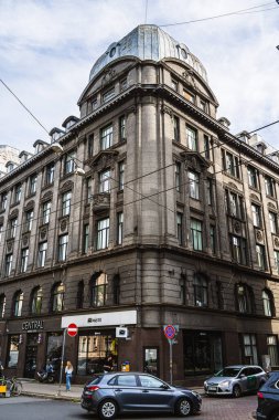 Süslü, eski ve güzel bir cephe. Sanat Nouveau mimari tarzında bina, Riga, Letonya