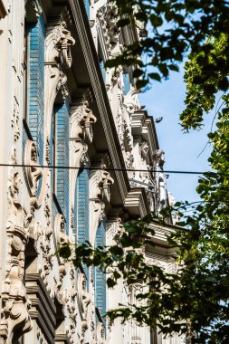 Süslü, eski ve güzel bir cephe. Sanat Nouveau mimari tarzında bina, Riga, Letonya