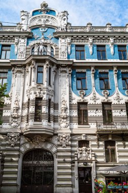 Süslü, eski ve güzel bir cephe. Sanat Nouveau mimari tarzında bina, Riga, Letonya