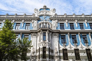 Süslü, eski ve güzel bir cephe. Sanat Nouveau mimari tarzında bina, Riga, Letonya