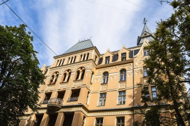 Süslü, eski ve güzel bir cephe. Sanat Nouveau mimari tarzında bina, Riga, Letonya