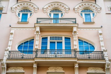 Süslü, eski ve güzel bir cephe. Sanat Nouveau mimari tarzında bina, Riga, Letonya