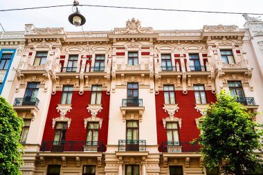 Süslü, eski ve güzel bir cephe. Sanat Nouveau mimari tarzında bina, Riga, Letonya