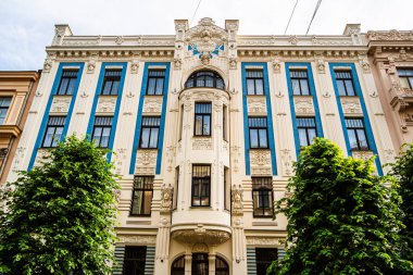 Süslü, eski ve güzel bir cephe. Sanat Nouveau mimari tarzında bina, Riga, Letonya