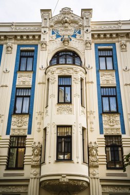 Süslü, eski ve güzel bir cephe. Sanat Nouveau mimari tarzında bina, Riga, Letonya