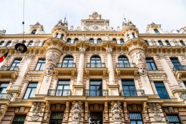 Süslü, eski ve güzel bir cephe. Sanat Nouveau mimari tarzında bina, Riga, Letonya