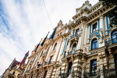 Süslü, eski ve güzel bir cephe. Sanat Nouveau mimari tarzında bina, Riga, Letonya