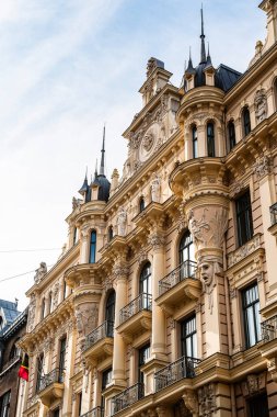 Süslü, eski ve güzel bir cephe. Sanat Nouveau mimari tarzında bina, Riga, Letonya