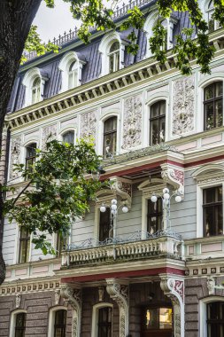 Süslü, eski ve güzel bir cephe. Sanat Nouveau mimari tarzında bina, Riga, Letonya