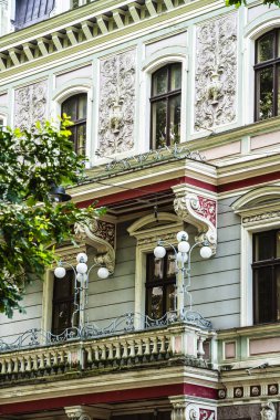 Süslü, eski ve güzel bir cephe. Sanat Nouveau mimari tarzında bina, Riga, Letonya