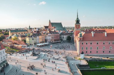 Varşova, Polonya- 25 Mayıs 2019: Gün batımında Varşova Polonya Kraliyet Kalesi. 