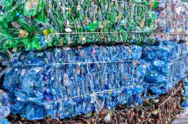 Geri dönüşüm için balyalara sıkıştırılmış plastik evcil hayvan şişeleri.