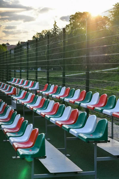 Estádio Exterior Vazio Com Assentos Vermelhos Verdes Luz Pôr Sol — Fotografia de Stock