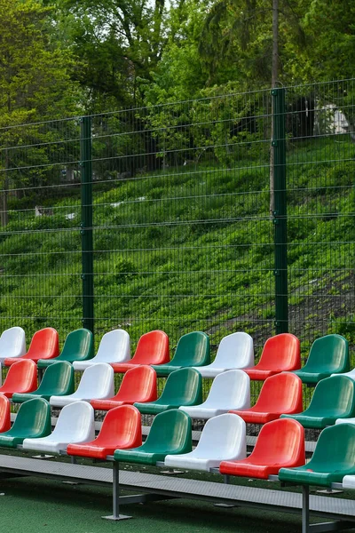 Pusty Stadion Czerwonymi Zielonymi Miejscami Świetle Zachodu Słońca — Zdjęcie stockowe