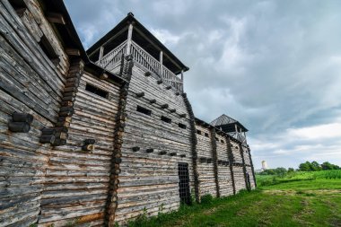 Ukrayna, Peresopnytsya 'daki eski ahşap kale, fırtınalı gökyüzünün arka planında. Geniş açı görünümü.