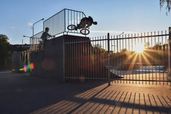 Skridskobana Med Silhuetter Unga Skateboardåkare Skridskor Vid Solnedgången Ljus — Stockfoto