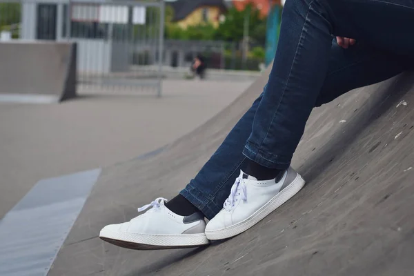 Κοντινό Πλάνο Των Ποδιών Του Ανθρώπου Νέα Λευκά Sneakers Εξωτερική — Φωτογραφία Αρχείου