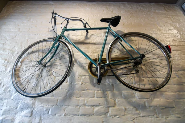 Bicicleta Vintage Azul Pendurada Fundo Parede Tijolo Branco Foco Seletivo — Fotografia de Stock