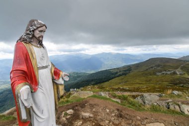 Pikuj dağ zirvesinin tepesine monte edilmiş İsa heykelinin yakın görüntüsü.
