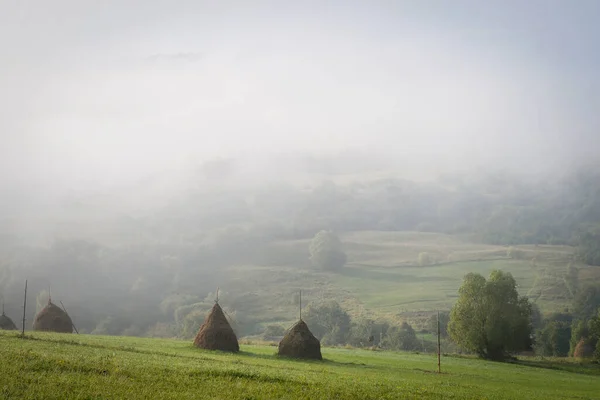 干し草の山の中で霧の朝の伝統的な初秋の景色 — ストック写真