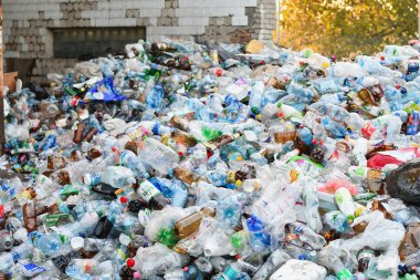 Gün batımında plastik atık yığınlarıyla geri dönüşüm merkezi