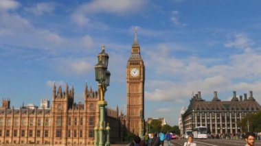 Londra, İngiltere, İngiltere'de 17 Eylül 2015 3 eksen gimbal büyük ben Londra, İngiltere için doğru bir köprü boyunca yürüyüş vurdu