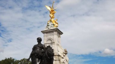 Londra, İngiltere, İngiltere'de 17 Eylül 2015: Kraliçe victoria memorial yakınındaki buckingham Sarayı Londra, İngiltere