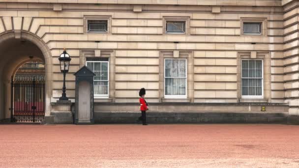 Londen Engeland September 2015 Een Bewaker Dienstdoende Marsen Buckingham Palace — Stockvideo