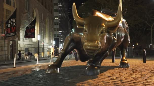 New York New York Usa September 2015 Laddning Bull Skulpturen — Stockvideo