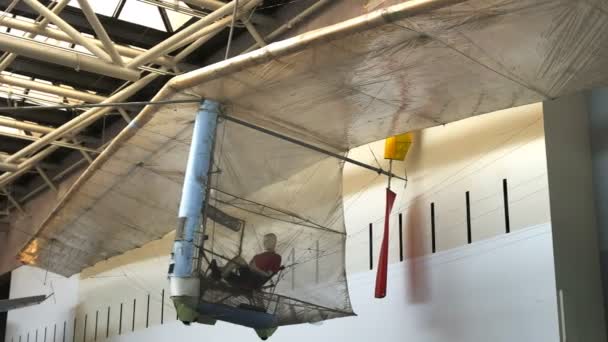 ワシントン 2015 広い国民空気および宇宙博物館 スミソニアン協会 ワシントン でディスプレイ上紗織のコンドル 最初の成功した人力飛行機のビューをパン — ストック動画