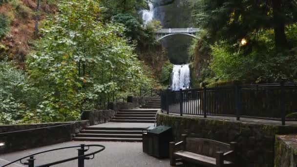 Een Groothoek Tilt Shot Van Multnomah Falls Portland Oregon — Stockvideo