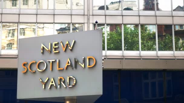 Nära Upp Skott Den Nya Scotland Yard Skylten London Storbritannien — Stockvideo