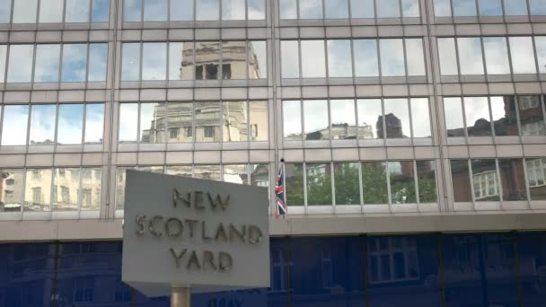 Roterende Teken Buiten Nieuwe Scotland Yard Londen Verenigd Koninkrijk — Stockvideo