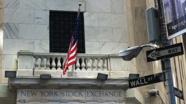关闭纽约市华尔街证券交易所侧门上方的国旗 — 图库视频影像