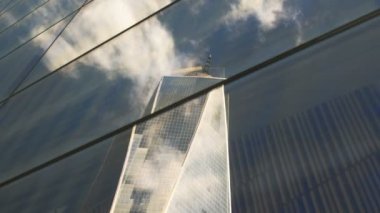 New York, New York, ABD 15 Eylül 2015: manhatten new york gökdelen yansıyan bir Dünya Ticaret Merkezi