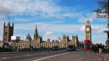 Londra, İngiltere, İngiltere'de 17 Eylül 2015: çift katlı otobüs büyük Ben'le Londra, İngiltere