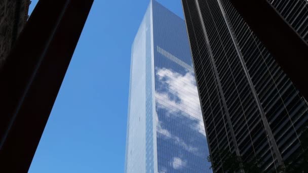 Reflection Clouds Moving Skyscraper Manhatten New York — Stock Video