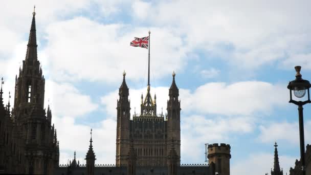 ユニオン ジャック ウェストミン スター議会の家ロンドン イギリスの上を飛ぶ — ストック動画