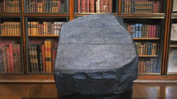 London England September 2015 Tilt Shot Replica Famous Rosetta Stone — Stock Video