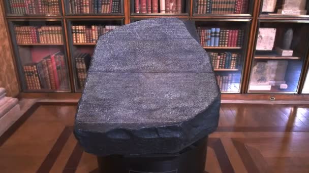 Londýn Anglie Září 2015 Replika Slavného Rosetta Stone Britské Muzeum — Stock video