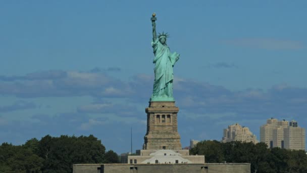 Close Tracking Shot Statue Liberty New York Usa — стоковое видео