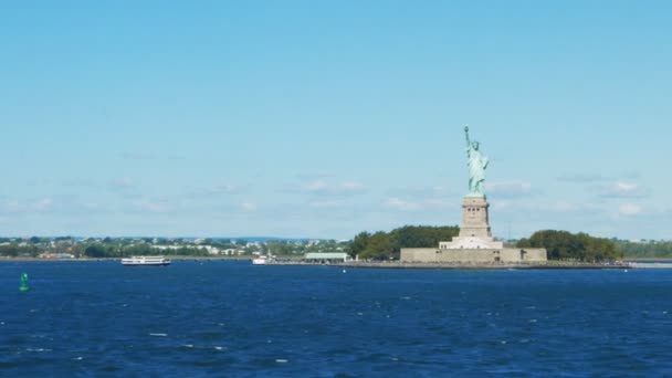 Паром Статен Айленд Проходит Мимо Статуи Свободы Нью Йорке — стоковое видео