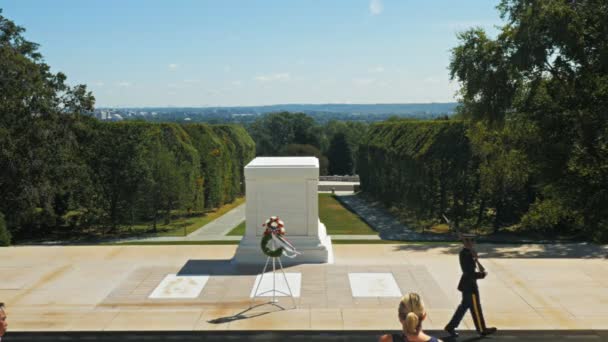 Virginia Abd Arlington Mezarlığında Yürüyen Bir Muhafız Yüksek Açılı Görünüş — Stok video