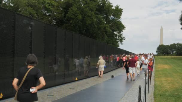 Вашингтон Округ Колумбия Сша Сентября 2015 Посетители Мемориала Вьетнам Вашингтоне — стоковое видео