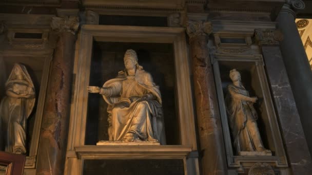 意大利 2015年9月30日 在意大利罗马圣玛莉亚大教堂内放大教皇雕像 — 图库视频影像