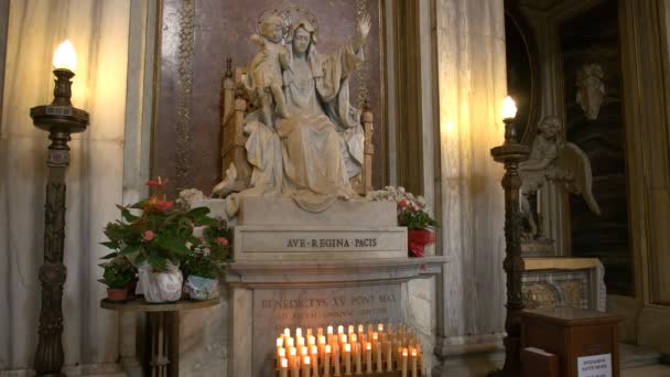 意大利 2015年9月30日 在罗马的圣玛丽大教堂内的麦当娜和孩子的雕像 意大利 — 图库视频影像